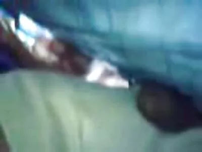 sexy Cutie masturbiert in reife frauen porn einem Bad