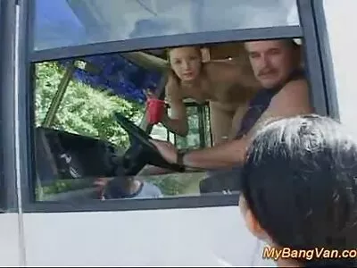 Ira ist sich nicht sicher, reife damen porn ob sie ihre Jungfräulichkeit verlieren wird, besonders vor der Kamera, aber sobald sie diesen Schwanz in ihrer Muschi hat, ändert sie ihre Meinung!